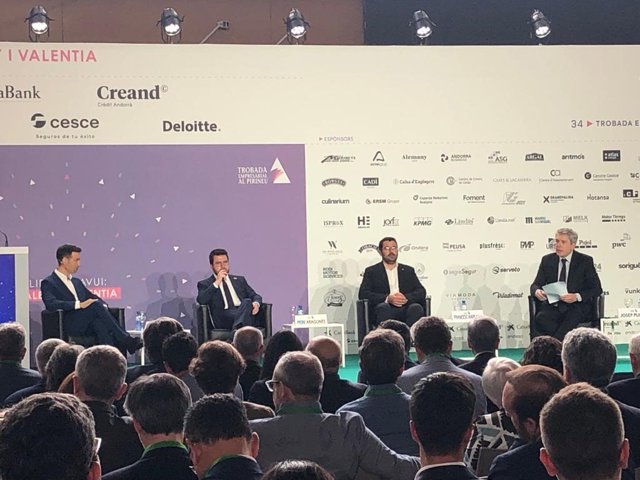El president de la Generalitat, Pere Aragonès; l'alcalde de la Seu d'Urgell, Francesc Viaplana, i el director de la Trobada Empresarial del Pirineu, Josep Serveto
