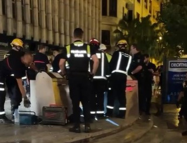 Operarios rescatan a un joven de un contenedor soterrado