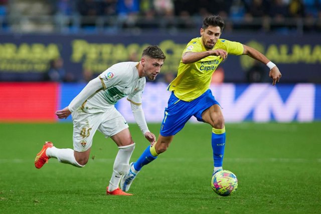 Archivo - Jose Angel Carmona of Elche CF in action during the spanish league, La Liga Santander, football match played between Cadiz CF and Elche CF at Nuevo Mirandilla stadium January 16, 2022, in Cadiz, Spain.