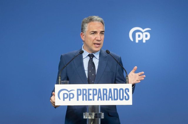 Archivo - El coordinador general del PP, Elías Bendodo, en una rueda de prensa tras el Comité de Dirección del PP, en la sede de la calle Génova, a 11 de abril de 2022, en Madrid (España). Esta es la segunda reunión del comité de dirección del Partido Pop