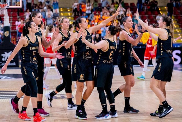 La selección española de baloncesto femenino celebra una victoria.