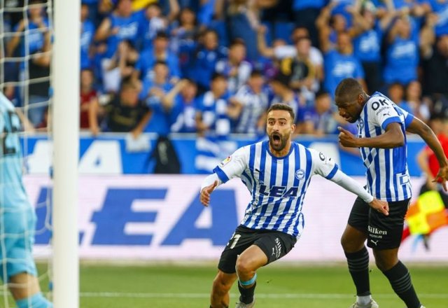 Abde Rebbach celebra un gol con el Deportivo Alavés.