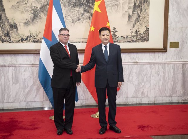 El ministro de Interior de Cuba, Lázaro Alberto Álvarez Casas (izquierda) junto al ministro de Seguridad Pública chino, Wang Xiaohong (derecha)