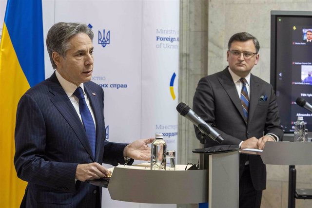 Archivo - Imagen de archivo del secretario de Estado de EEUU, Antony Blinken, y el ministro de Exteriores de Ucrania, Dimitro Kuleba