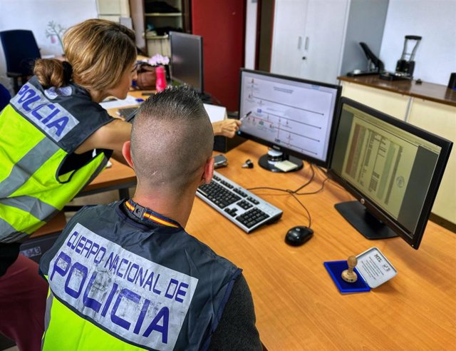 Agentes del Grupo contra el Blanqueo de Capitales de Almería.