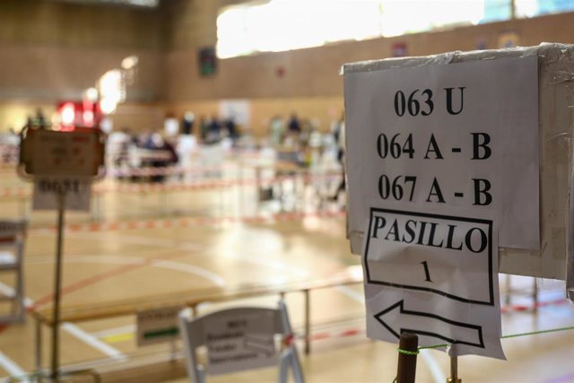 Archivo - Cartel con indicaciones para las votaciones en el colegio San Agustín, a 4 de mayo de 2021, en Madrid (España). Un total de 5.112.658 madrileños están llamados a las urnas hoy 4 de mayo, lo que supone 53.406 más de los que fueron convocados en l