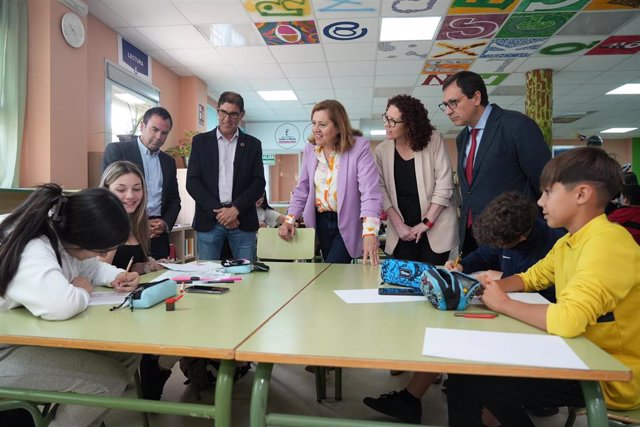 La consejera de Educación, Cultura y Deportes, Rosa Ana Rodríguez, durante una visita al IES 'Enrique de Arfe' de Villacañas.