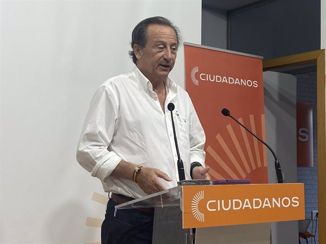 El presidente de Cs Extremadura, Fernando Baselga, en rueda de prensa