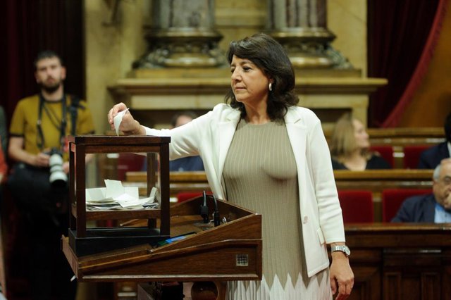 Anna Erra vota durant el ple d'investidura a la nova Presidència del Parlament.