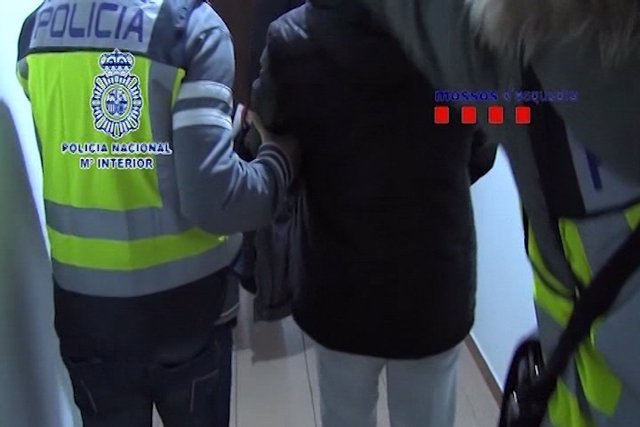 Archivo - Agentes de la Policía Nacional y de los Mossos d'Esquadra en una operación conjunta.