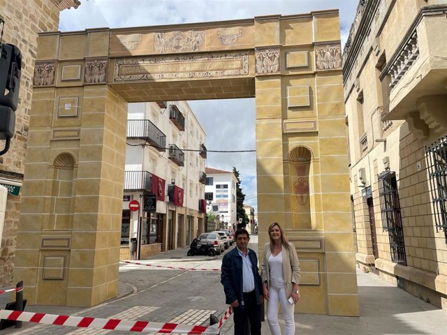 Reyes y Marín junto a la tercera puerta de arquitectura efímera