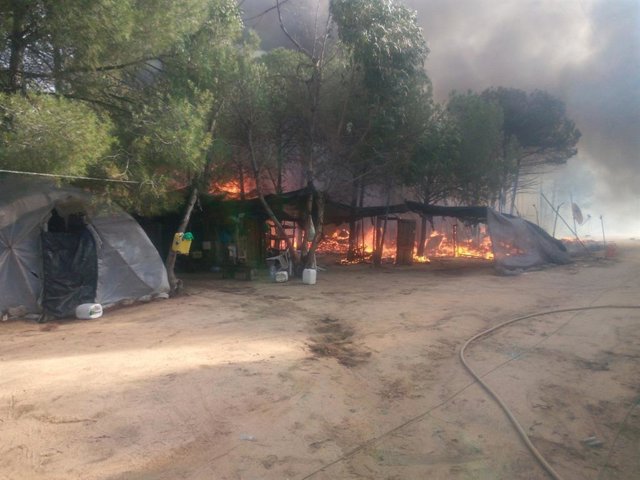 Imagen del incendio declarado este viernes en una zona de chabolas de Lucena del Puerto (Huelva).