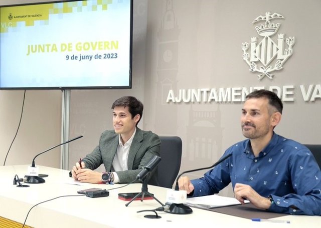 Los portavoces del Govern del Rialto, el edil de Hacienda en funciones, Borja Sanjuán, y el vicealcalde en funciones, Sergi Campillo, en la rueda de prensa de la última Junta de Gobierno Local de València antes del cambio en el ejecutivo tras el 28M.