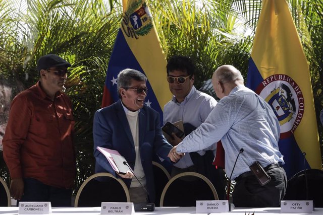 Archivo - Pablo Beltrán, representante del Ejército de Liberación Nacional (ELN), estrecha la mano de Otty Patino, representante del Gobierno de Colombia, tras las conversaciones de paz, Caracas, Venezuela