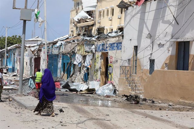 Archivo - Destrozos tras un ataque terrorista en un hotel en agosto de 2022 en la capital, Mogadiscio (Archivo)