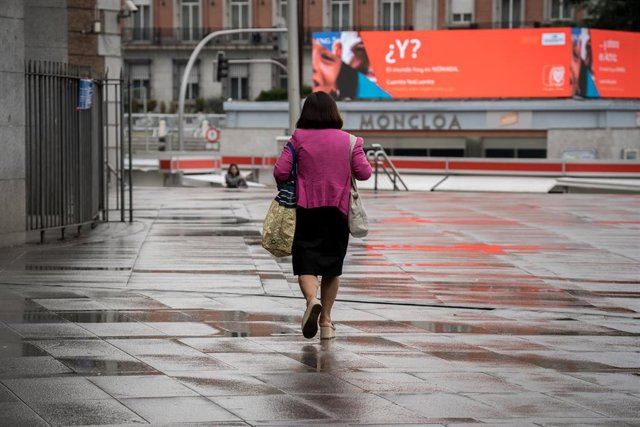 Una mujer pasea por la calle en Moncloa, a 21 de mayo de 2023, en Madrid (España).