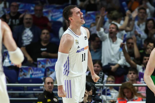 Mario Hezonja celebra una canasta con el Real Madrid.