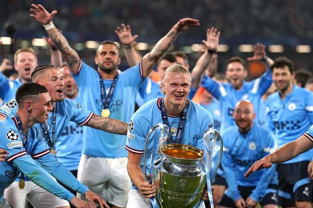 10 June 2023, Turkey, Istanbul: Manchester City's Erling Haaland with the UEFA Champions League Trophy following victory over Inter Milan in the UEFA Champions League Final soccer mtach at the Ataturk Olympic Stadium. Photo: Martin Rickett/PA Wire/dpa