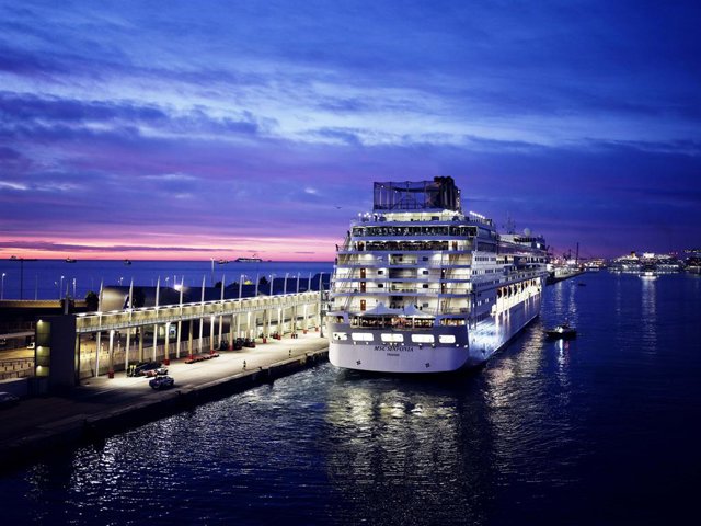 Archivo - Un creuer al port de Barcelona