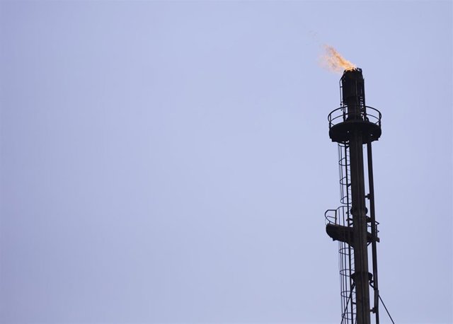 Archivo - Detalle de la chimenea durante la presentación del proyecto de Cepsa 'Valle andaluz del Hidrógeno Verde' en la Refinería Cepsa de San Roque, archivo 
