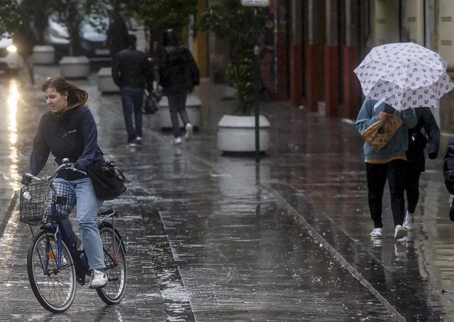 Archivo - Una persona sujeta un paraguas como consecuencia de la lluvia, a 6 de febrero de 2023