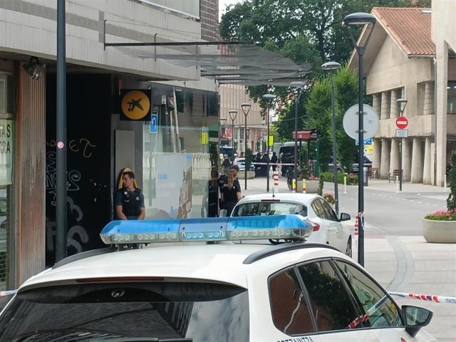 La Ertzaintza en el lugar donde un hombre se ha atrincherado supuestamente con un arma en Leioa (Bizkaia)