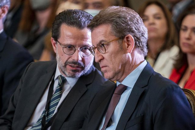 Archivo - El consejero de Economía, Hacienda y Empleo de la Comunidad de Madrid en funciones, Javier Fernández-Lasquetty, y el líder del Partido Popular, Alberto Núñez Feijóo 