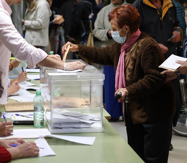 Una mujer vota en Madrid en las elecciones municipales y autonómicas del 28-M