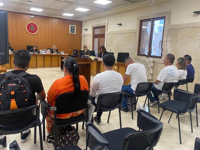 Los siete acusados, durante el juicio