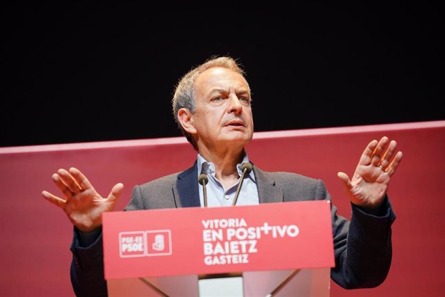 Archivo - El expresidente del Gobierno José Luis Rodríguez Zapatero durante el acto de inicio de campaña del PSE-EE, en la calle Alberto Schomme, a 11 de mayo de 2023, en Vitoria-Gasteiz, Álava, País Vasco (España).