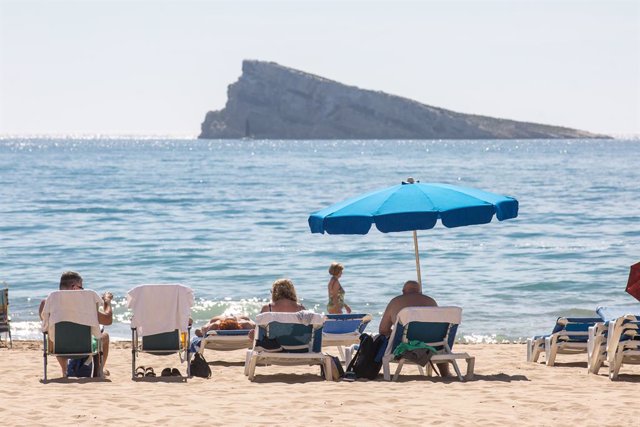 Archivo - Unas mujeres se lavan los pies en las duchas de la playa de Poniente, en Benidorm, Alicante, Comunidad Valenciana (España). 