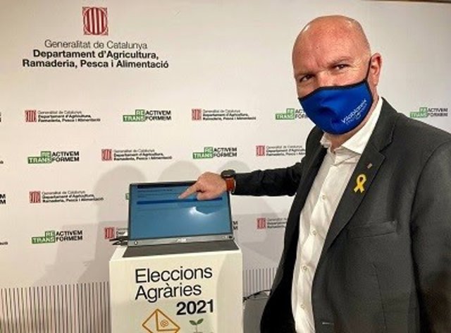 Archivo - Mascort en 2021 con una urna electrónica de las elecciones a la Mesa Agraria en Catalunya, siendo secretario general de Agriculutura