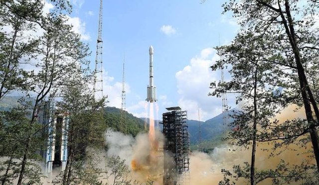 El cohete Gran Marcha-3B que lleva un satélite de navegación BeiDou despega del Centro de Lanzamiento de Satélites de Xichang