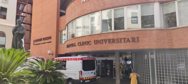 Archivo - Valencua.- CSIF exige la apertura "urgente" de una sala de UCI cerrada por obras en el Clínico 
