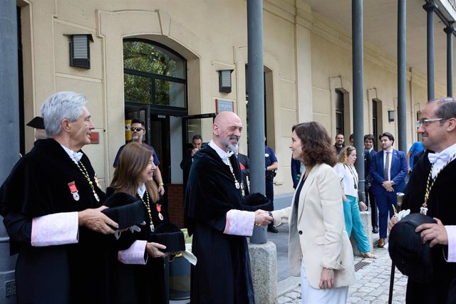 La presidenta de la Comunidad de Madrid, Isabel Díaz Ayuso (2d), saluda al rector de la Universidad Complutense de Madrid, Joaquín Goyache (3d), durante el acto de toma de posesión del nuevo rector de la Universidad Carlos III, en la Universidad Carlos II