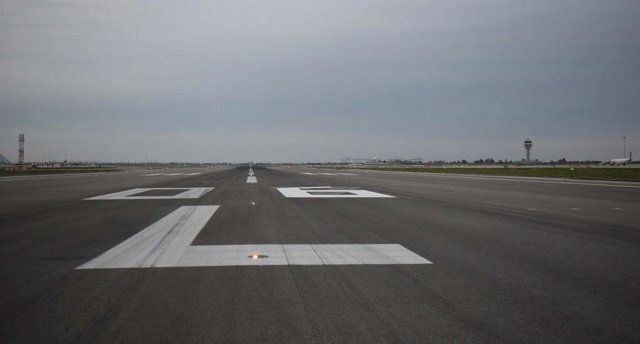 Archivo - Una de les pistes paral·leles de l'Aeroport de Barcelona-el Prat