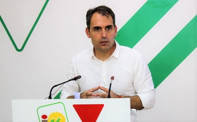 El coordinador general de IU Andalucía, Toni Valero, en rueda de prensa en Málaga.