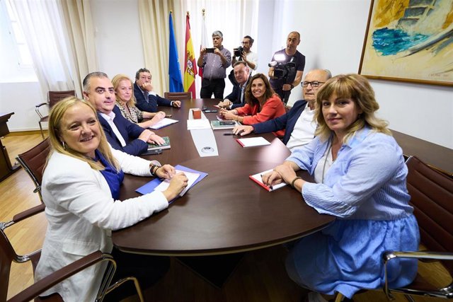 Equipos negociadores del PP y PRC en la primera reunión que mantuvieron el 6 de junio para negociar la investidura de María José Saénz de Buruaga.
