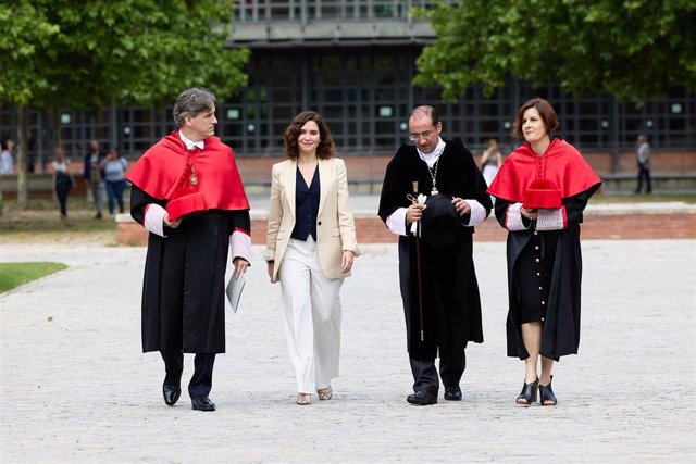 (I-D) El secretario general de la Universidad Carlos III, José Vida; la presidenta de la Comunidad de Madrid, Isabel Díaz Ayuso; el nuevo rector de la Universidad Carlos III, Ángel Arias Hernández, y la vicerrectora de Relaciones Institucionales, Cultura 