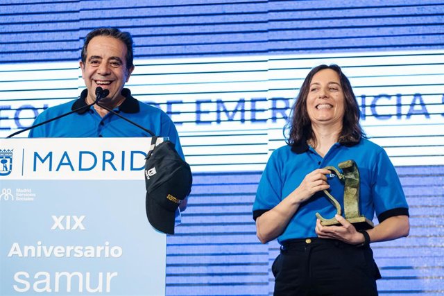 El jefe de unidad de SAMUR Social Juan Carlos Arellanos y la coordinadora general de CLECE, entidad que gestiona el SAMUR Social Yanet de los Reyes recogen el premio de la actuación al equipo de emergencia social.