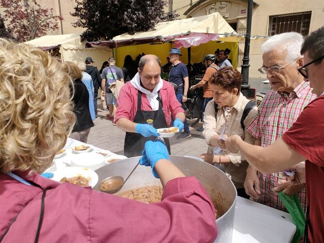 Reparto del toro guisado en San Bernabé