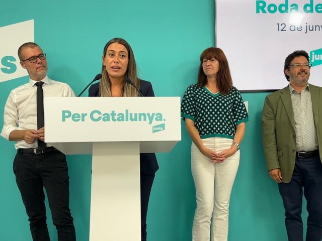 La portaveu de Junts al Congrés, Míriam Nogueras, amb membres de la seva candidatura