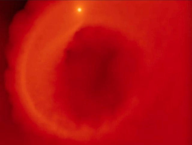 Una simulación de las primeras etapas del proceso. Un planeta caliente de Júpiter es empujado demasiado cerca de su estrella y comienza a evaporarse, arrojando sus capas externas al disco circundante.