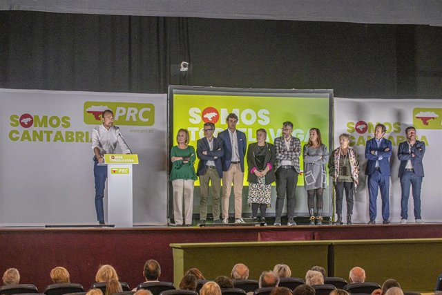 Archivo - El alcalde de Torrelavega y candidato a la reelección, Javier López Estrada, junto a los miembros de su lista electoral