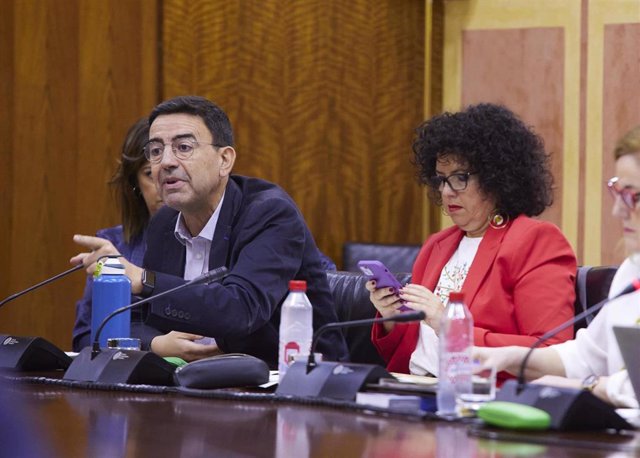 El diputado socialista Mario Jiménez, con la parlamentaria de Adelante Andalucía Maribel Mora a su derecha, este martes en la Comisión de Fomento que aborda la Proposición de Ley de Regadíos de Doñana.