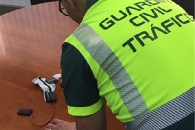 Dispositivo electrónico intervenido para que le pasaran las respuestas del examen del carné de conducir