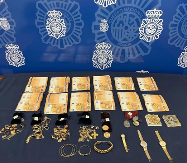Dinero y joyas recuperadas en una operación policial