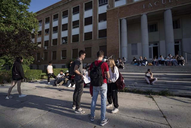 Un grupo de estudiantes frente a las puertas de la Facultad de Farmacia de la Universidad Complutense (UCM)