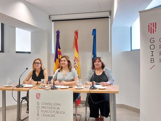 La consellera de Presidencia, Función Pública e Igualdad en funciones, Mercedes Garrido, junto con la directora general de Función Pública, Carmen Palomino, y la directora gerente de la EBAP, María del Carmen Iglesias, en rueda de prensa.
