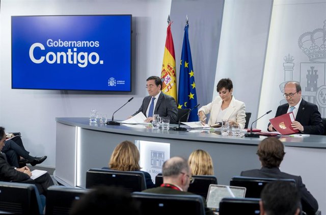 (I-D) El ministro de Asuntos Exteriores, Unión Europea y Cooperación, José Manuel Albares; la ministra Portavoz, Isabel Rodríguez y el ministro de Cultura y Deporte, Miquel Iceta, durante una rueda de prensa posterior al Consejo de Ministros, en el Palaci